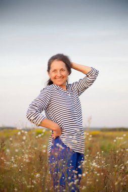 Yaz günü açık havada Olgun kadın portresi.