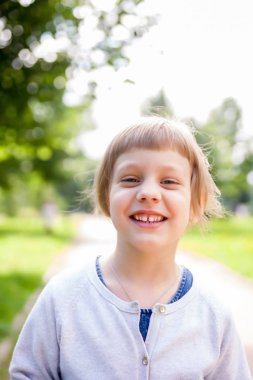 Yaz günde beş yaşındaki kız portresi