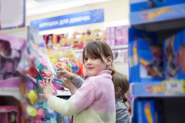 Çocuk oyuncak mağaza satın alma seçimi