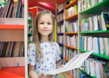  Kütüphanedeki güzel kız kitap seçiyor.. 