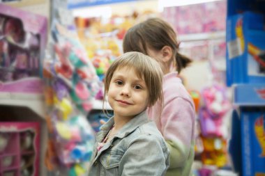 Oyuncak mağaza seçimi oyuncaklar, küçük kız