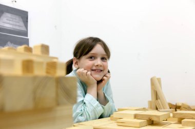 Şirin kız öğrenci ile tahta bulmacalar oynamak.  