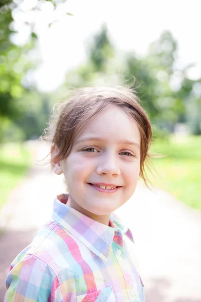 5岁女孩的肖像在夏日 — 图库照片