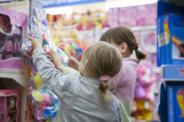 İki kız arkadaşım Hediyelik Oyuncak deposunda seçme