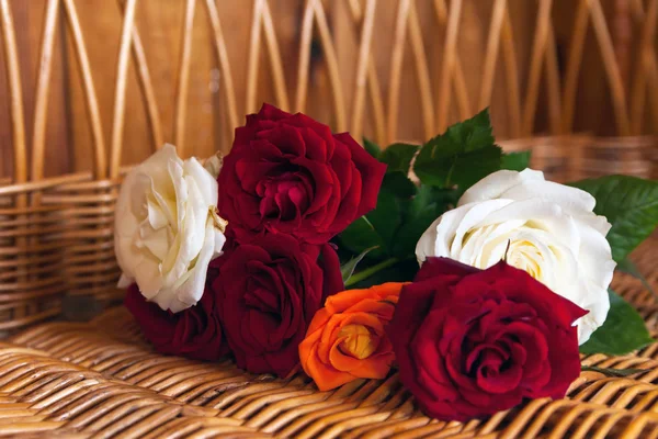 Букет Разноцветных Роз Соломенном Фоне — стоковое фото