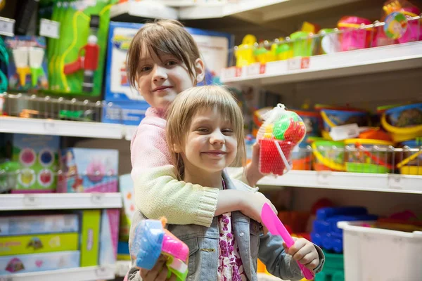 Kislányok Kiválasztani Hogy Mit Vásárolni Toy Store — Stock Fotó