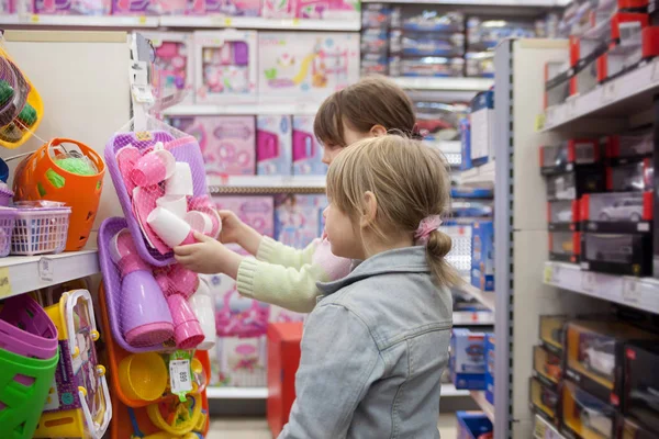 Kislány Toy Store Választott Játékok — Stock Fotó