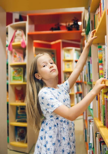 Симпатичная Школьница Библиотеке Выбирает Книги — стоковое фото