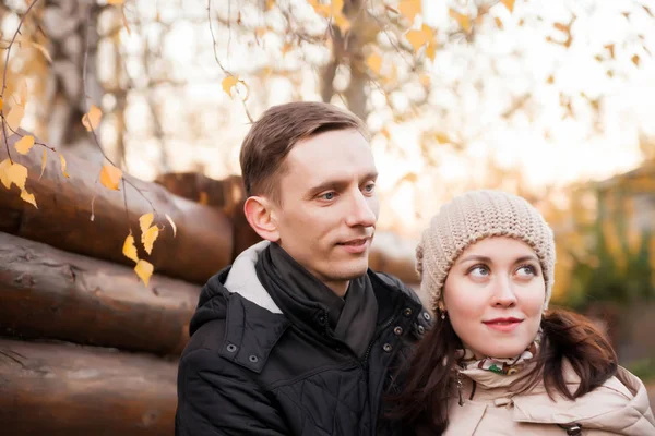 Junges Paar Spaziert Herbstpark — Stockfoto
