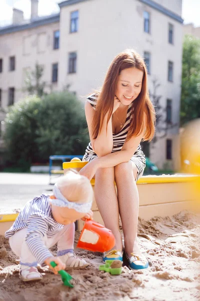 Mamma Med Liten Dotter Går Lekplats — Stockfoto