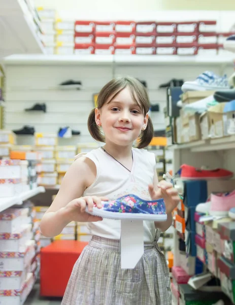 Niña Siete Años Eligiendo Zapatos Verano Tienda —  Fotos de Stock