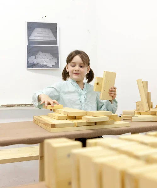 Chica Años Recogiendo Rompecabezas Madera Sala Juegos —  Fotos de Stock