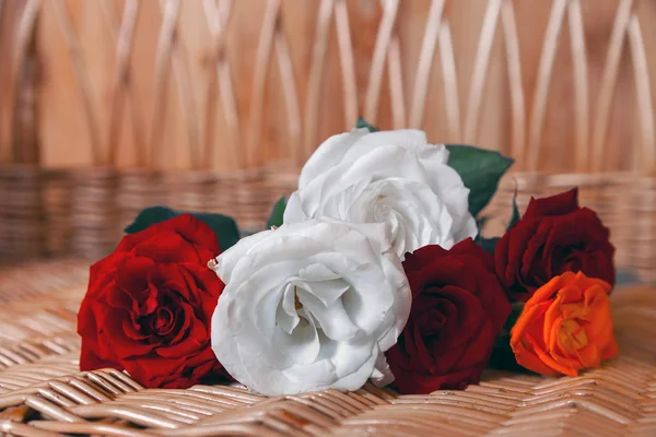 Ramo Rosas Colores Sobre Fondo Paja — Foto de Stock