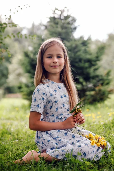 8岁女孩在公园里卖花的肖像 — 图库照片