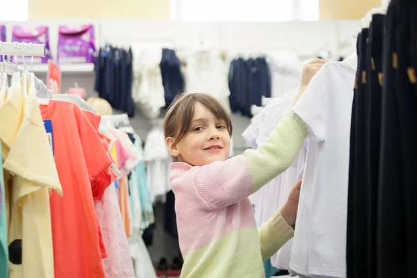 Niña Años Tienda Ropa Infantil Eligiendo Uniforme Escolar —  Fotos de Stock