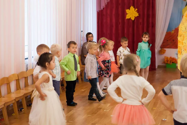 San Petersburgo Rusia Octubre 2016 Los Niños Pequeños Con Trajes —  Fotos de Stock
