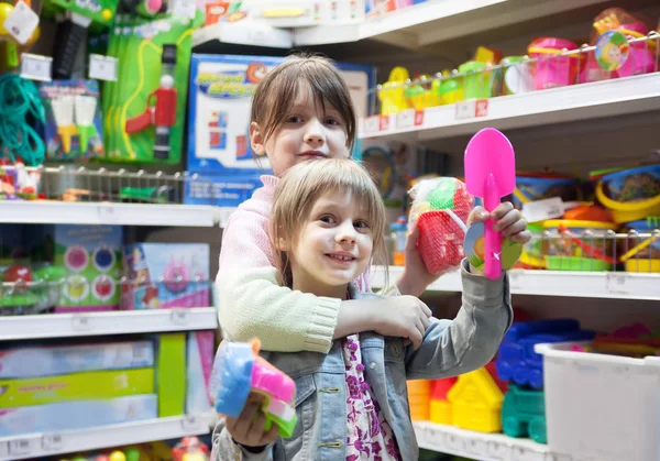 Dos Novias Eligiendo Regalo Tienda Juguetes —  Fotos de Stock