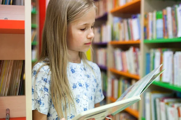 Шкільна Дівчина Читає Книгу Бібліотеці — стокове фото
