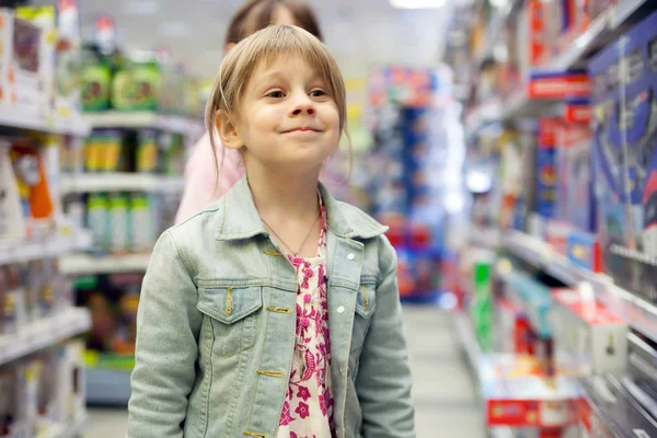 İki kız arkadaşım Hediyelik Oyuncak deposunda seçme