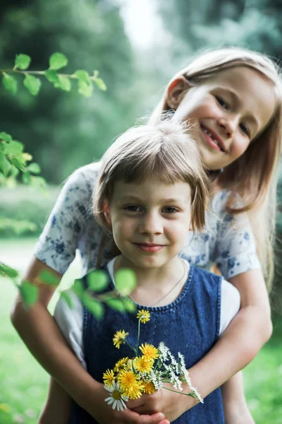 Dos Hermanas Día Verano Parque —  Fotos de Stock