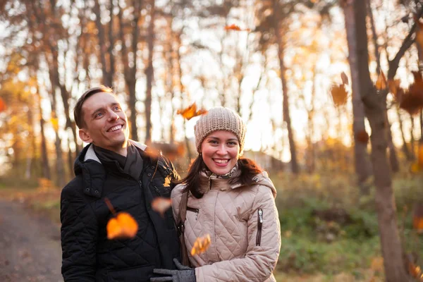 Chica Joven Con Chico Parque Otoño —  Fotos de Stock