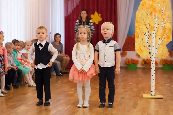 Αγία Πετρούπολη Ρωσία Οκτωβρίου 2016 Μικρά Παιδιά Στην Όμορφη Ρούχα — Φωτογραφία Αρχείου
