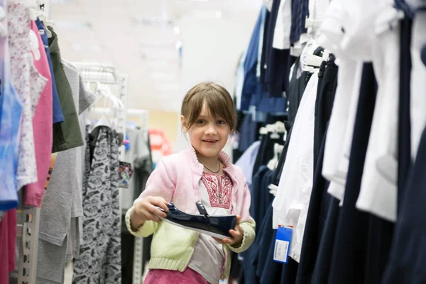 Девочка Семи Лет Выбирает Обувь Магазине — стоковое фото