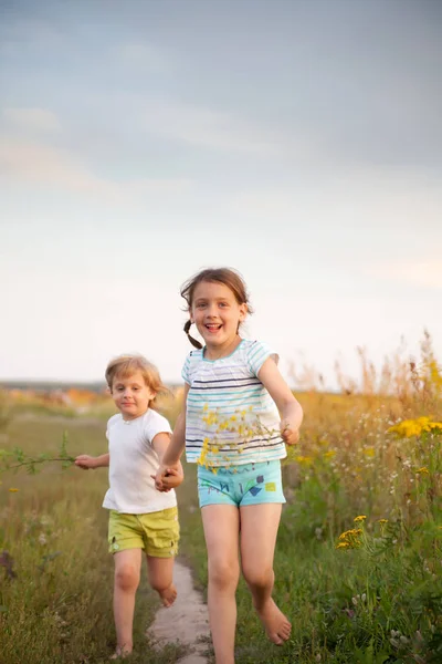   yaz çayır üzerinde yalınayak çocuk.
