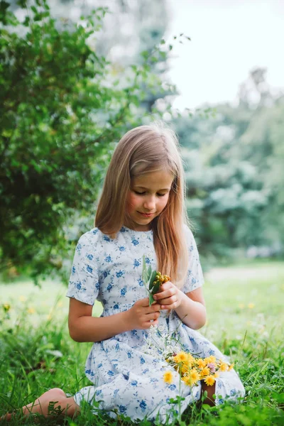 Retrato Niña Años Parque Con Flores —  Fotos de Stock