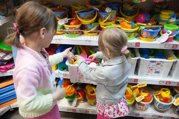 Dos Novias Eligiendo Regalo Tienda Juguetes —  Fotos de Stock