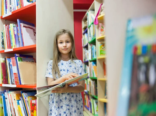 Девушка Книгами Между Полками Библиотеке — стоковое фото