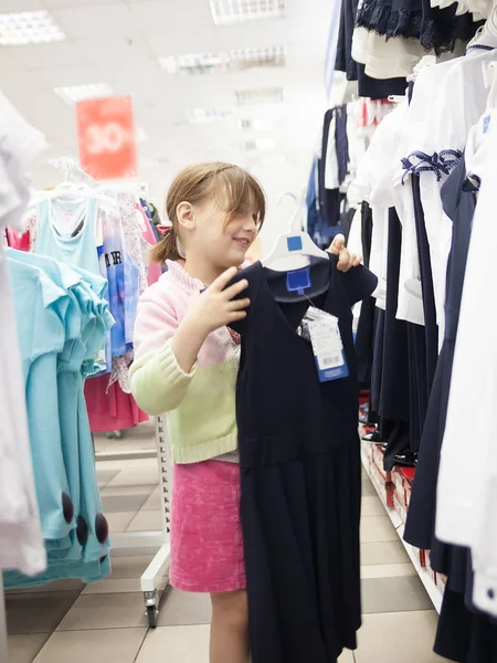 Niña Años Tienda Ropa Infantil Eligiendo Uniforme Escolar —  Fotos de Stock