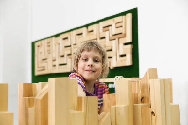 Mała Dziewczynka Gromadzenie Drewniane Puzzle Pokoju Zabaw — Zdjęcie stockowe
