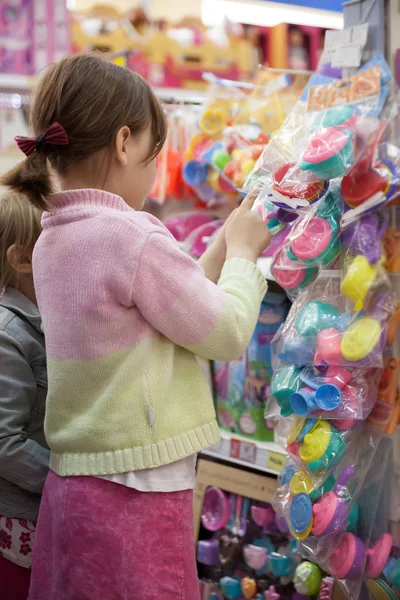 İki kız arkadaşım Hediyelik Oyuncak deposunda seçme
