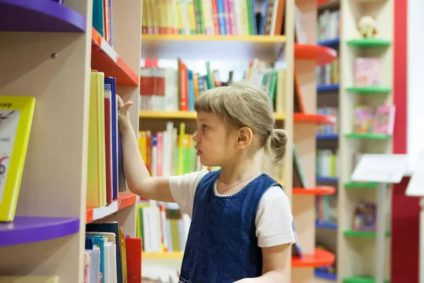 Дівчина Читає Книгу Бібліотеці — стокове фото