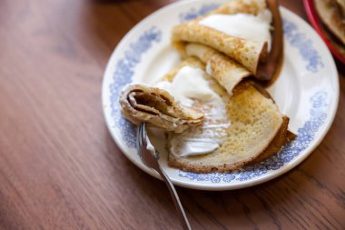 Krep ekşi krema ile lezzetli breakfast