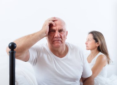  Üzgün Olgun kadın yatakta oturuyordu uzak komuta sizde döndü