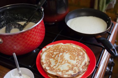 lezzetli gözleme ocakta. Hazırlık.
