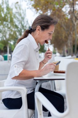   kahve dükkanında yemek tatlı olgun kadın.