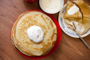 Kahvaltıda kızarmış krep lezzetli yemek