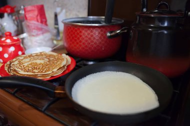 Krep yerken üzerine karanlık ocakta mutfak evde kızartma