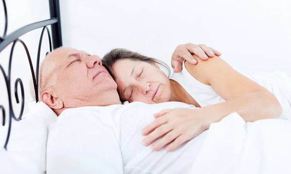 成熟的男人和女人睡在卧室里 — 图库照片