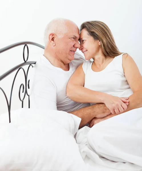老人和女人在床上躺在怀里 — 图库照片