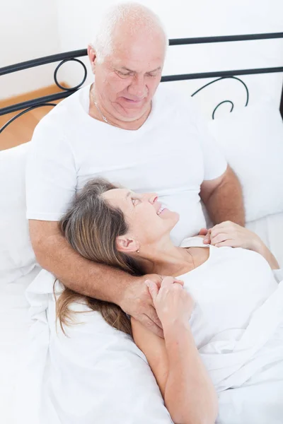 成熟的男人和女人在卧室的床上 — 图库照片