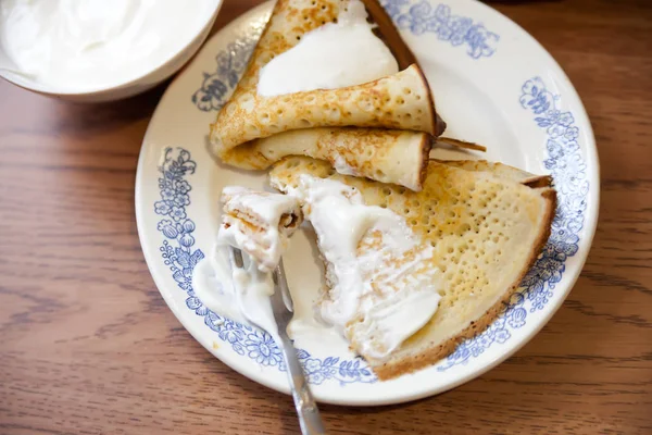 Deliciosos Panqueques Con Crema Agria Plato Blanco — Foto de Stock