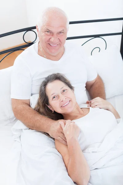 Senior Homem Mulher Descansando Cama Abraço — Fotografia de Stock