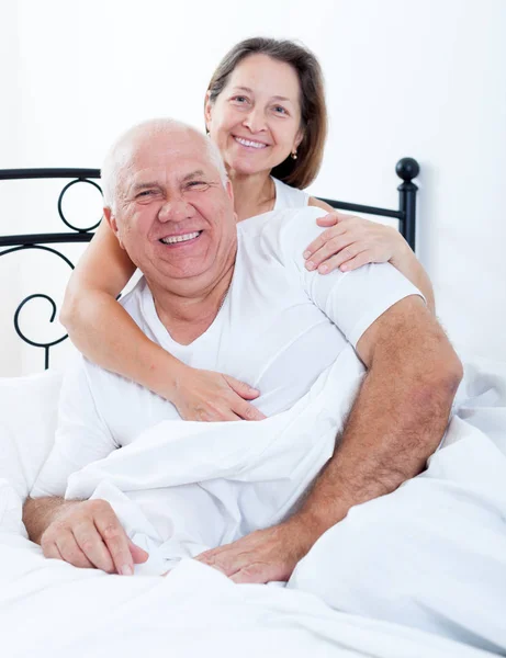 老人和女人在床上躺在怀里 — 图库照片
