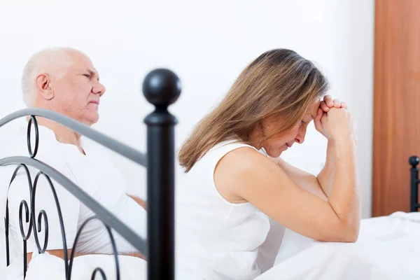 Mujer Ofendida Sentada Cama Junto Hombre Frustrado — Foto de Stock