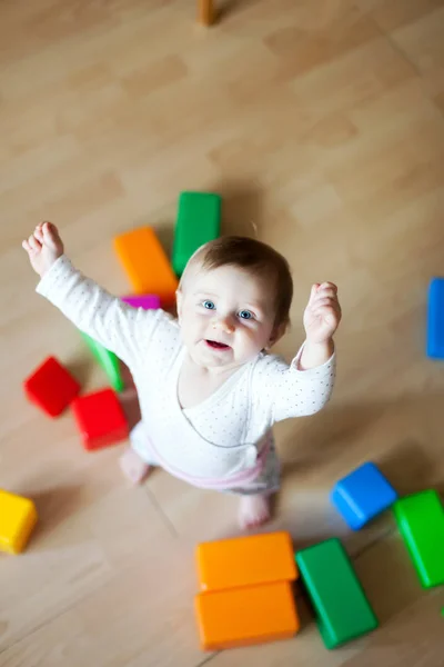 Bebé Con Diseñador Multicolor Casa Suelo —  Fotos de Stock