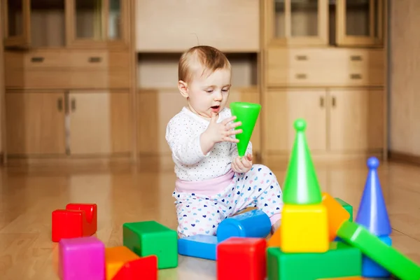 Bayi Bermain Dengan Kubus Plastik Lantai Kamar — Stok Foto